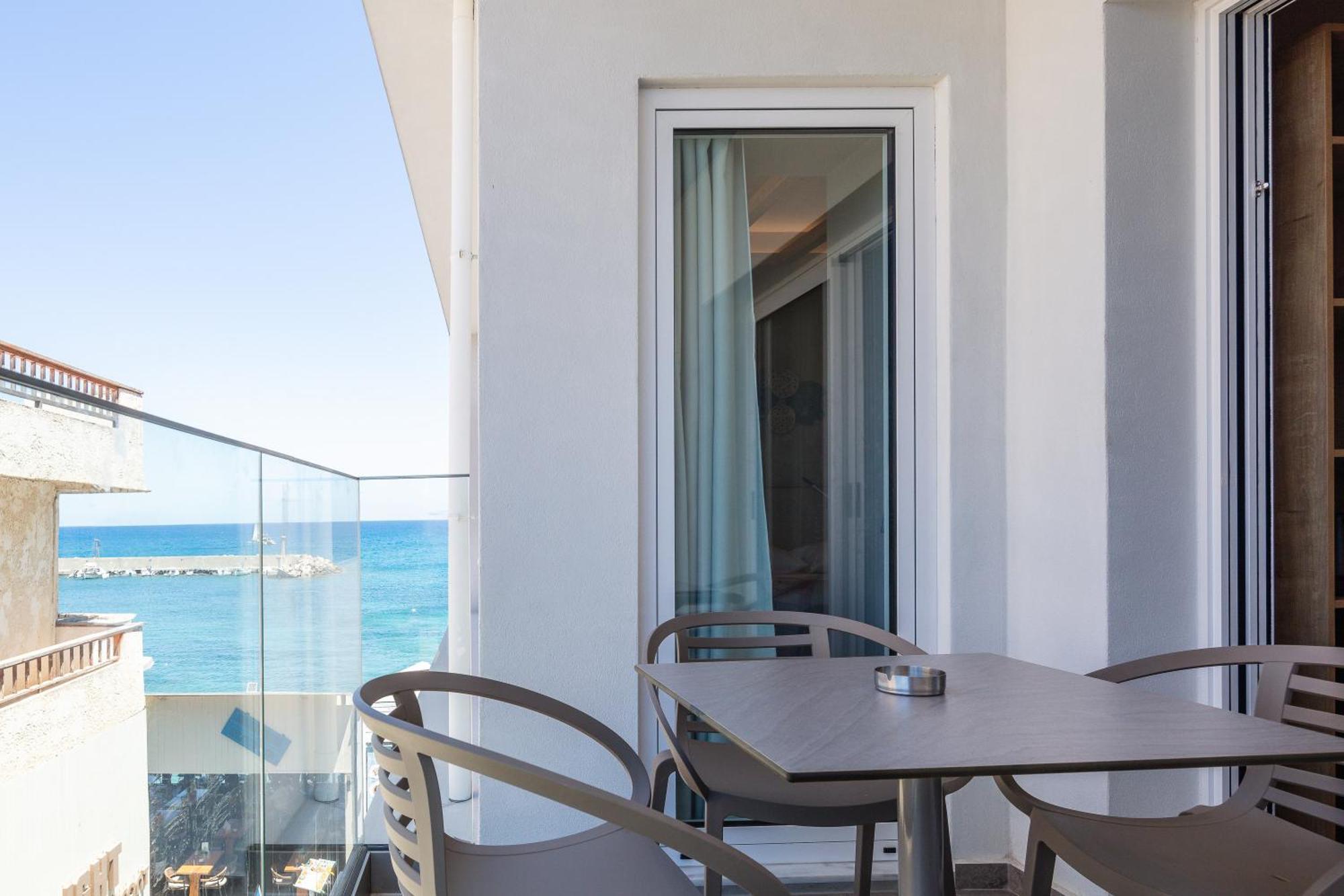 Skipper Beachfront Suites Херсонісос Номер фото