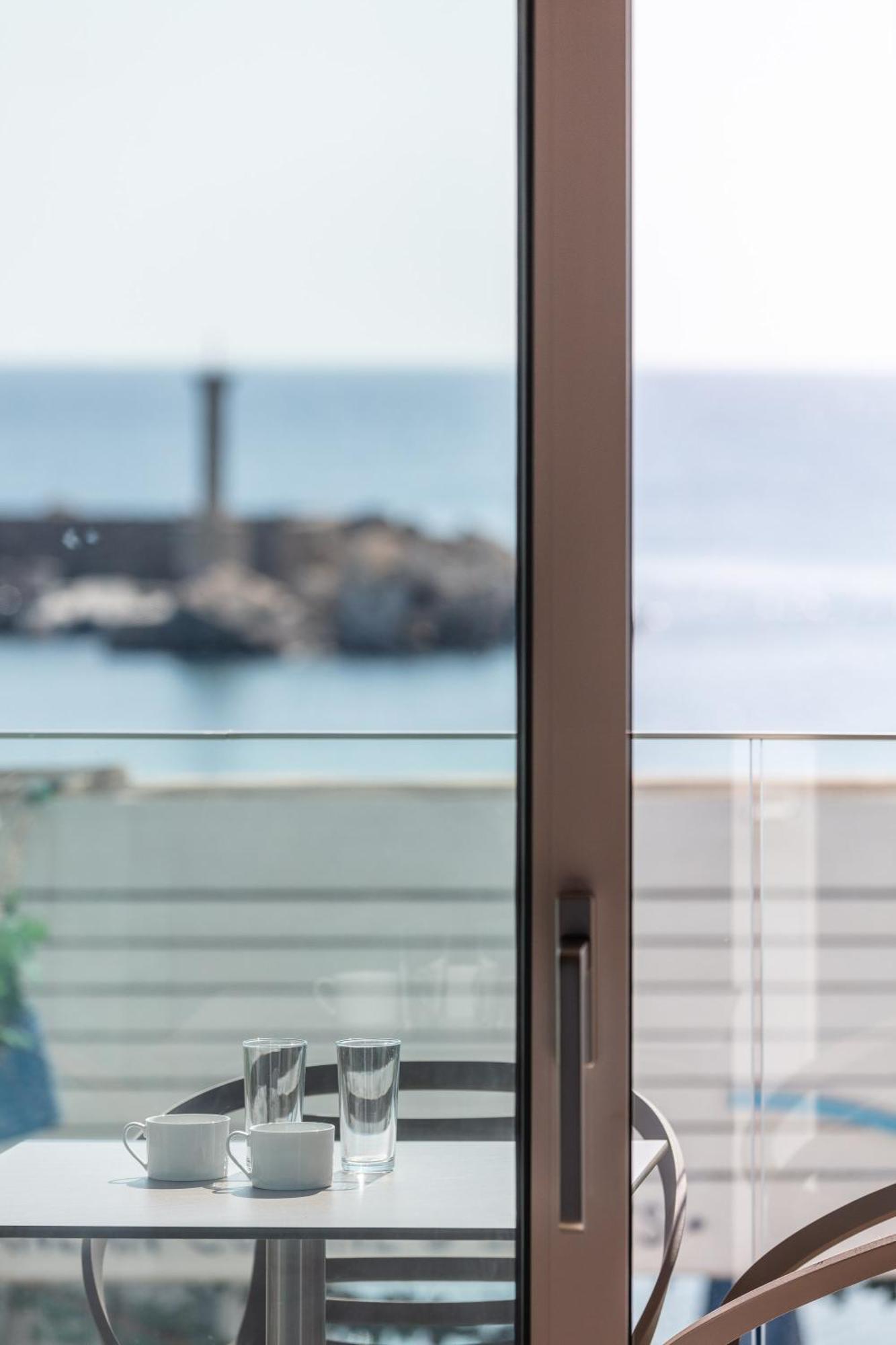 Skipper Beachfront Suites Херсонісос Номер фото