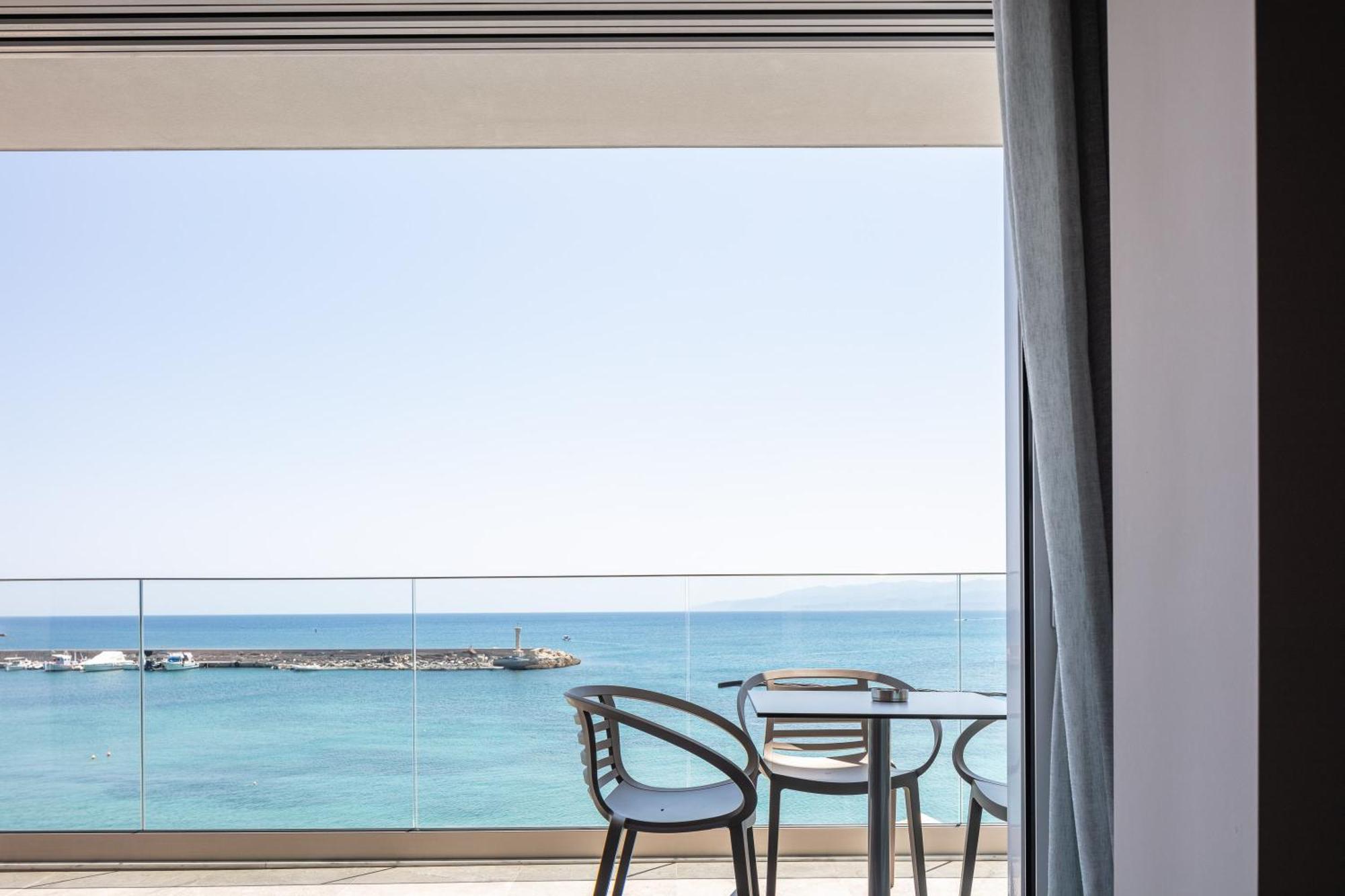 Skipper Beachfront Suites Херсонісос Екстер'єр фото