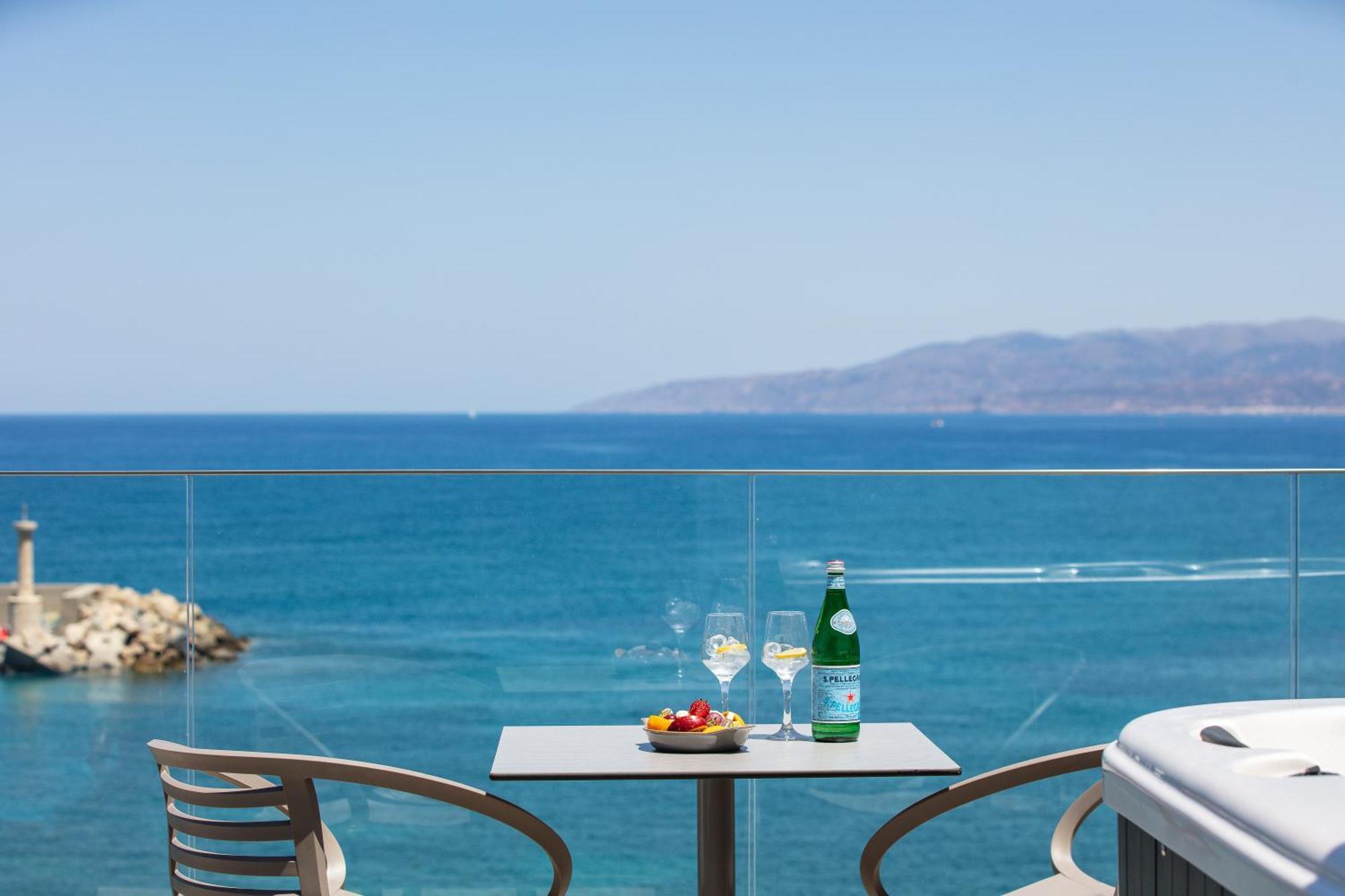 Skipper Beachfront Suites Херсонісос Екстер'єр фото